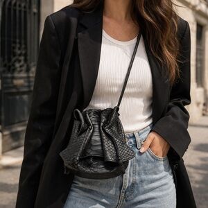 Elegant Black Snakeskin Crossbody Bag